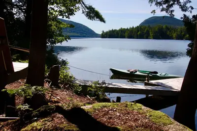Image de Cottage moderne Prime Waterfront Long Pond avec quai