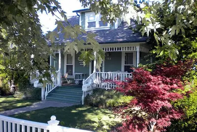 Image de Étapes des théâtres, restaurants, magasins, vie nocturne dans le quartier ferroviaire historique