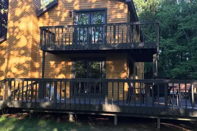 Image de Superbe maison, à distance de marche, avec glissement de bateau privé disponible.