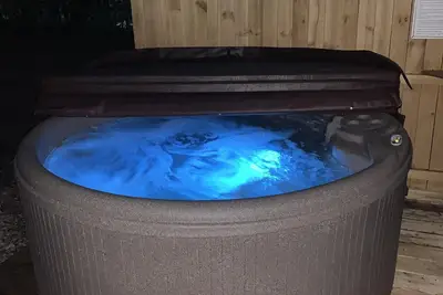 Image de Cabin with Hot Tub & Pet Friendly