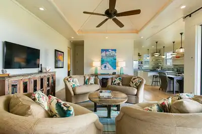 Image de Superbe nouveau chalet de luxe de 2 chambres à 300 pieds du parc de la plage de Poipu