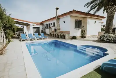 Image de Miami Playa: Un chalet individual cerca de la playa en una zona tranquila y cerca de todos los servicios.