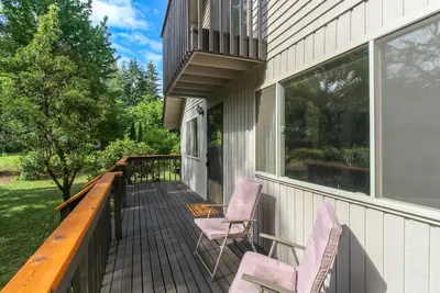 Image de Maison relaxante avec cour privée et divertissement - marchez jusqu'à la plage!