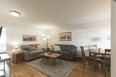 Image de ** Condo du centre-ville de Whitefish avec tous les nouveaux meubles, la literie et les œuvres d'art ***
