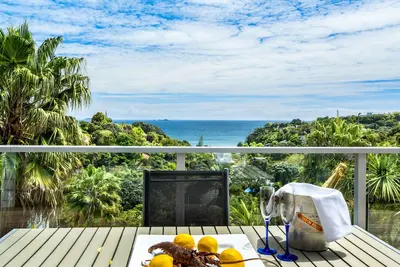 Villa Rosa - Villa Rosa (Apartment 48) offers a carefree holiday home for your time on Waiheke Island. Sit back and relax on the deck with a glass of chilled Waiheke wine and be mesmerized by the views to Palm Beach and beyond. A well presented, very