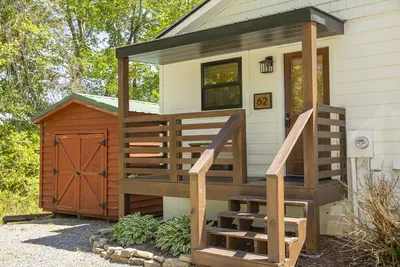 Image de Chalet au bord de l'eau confortable avec grand quai