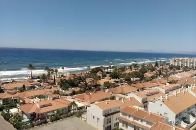 Appartement confortable avec une vue imprenable sur la mer et les montagnes.