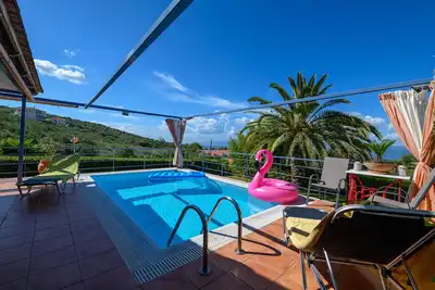 Cozy Small Smart Villa avec piscine près de la mer à Mikri Mantineia Kalamata