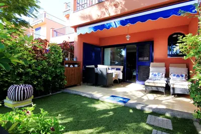 Bungalow dans la zone Meloneras. Vue sur mer. Accès direct à la plage et de l'avenue.