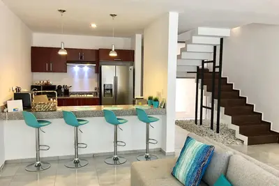 Image de Immense Maison Moderne Neuve Avec Pont De Toit PRIVÉ Et Jacuzzi PRÈS De La Plage