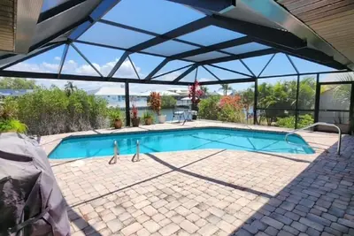 Image de Nouvelle liste de maisons sur le front de mer avec piscine, quai de pêche, kayaks, planches à pagaie