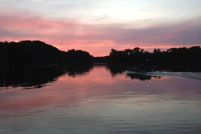 Image de Moderne Lake Front Cottage 2 chambres sur les principaux canaux, de bateaux et jet-ski Mournin