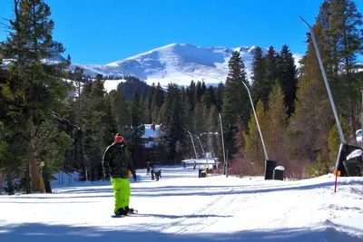 Image de Vue sur la montagne, skis aux pieds, terrasse privée, sentiers de randonnée, près de la ville