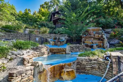 Image de Câlins et bisous luxe Honeymoon Hideaway - Great Location w / Hot Tub!