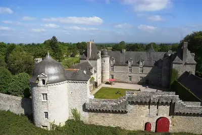 Image de Vacances relaxantes dans le château avec son propre parc et son paysage de lac