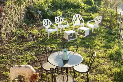 Image de vue panoramique mer montangne terrasse jardin dans maison de caractere