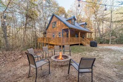 Image de Cabane en rondins privée | 4br 3ba | Animaux acceptés | Bain à remous | Fire Pit | Spacieux