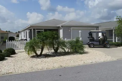 Image de Villa Patio dans le village de Duval - *** Voiturette de golf à essence Inclus ***