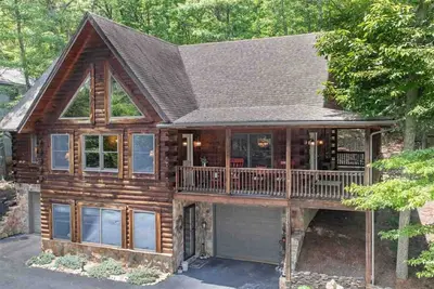 Image de Moutain Top Log home avec vue sur la pente