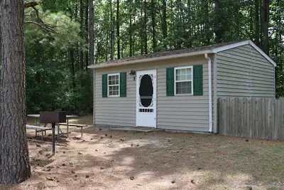 Image de Ec Lake Gaston Cabin dans un cadre boisé naturel sur le magnifique lac Gaston
