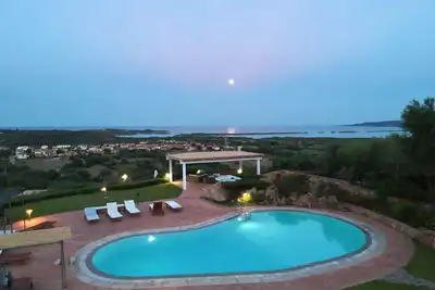 Image de Appartement vue mer, à 5 minutes de la plage, piscine, wifi gratuit. un barbecue