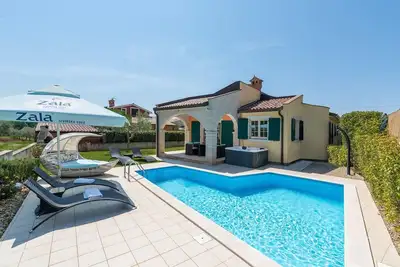 Image de Villa Hacienda avec joli jardin et piscine, près de Porec
