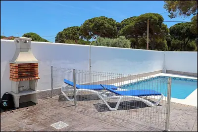 Image de Maison rurale dans la forêt de pins avec piscine
