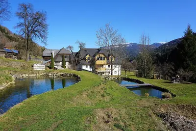 Image de Nouveaux appartements Xl modernes avec un grand terrain, des étangs à poissons et des alpagas