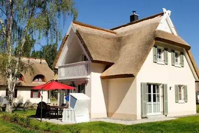Maison de vacances de luxe au toit de chaume 'Seemannsbraut auf Rügen' - Wi-Fi et sauna gratuits