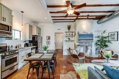 Image de King Street- Historic Renovation w/ Parking+Bikes!