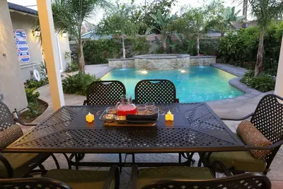 Image de Hautement amélioré, 5 chambres, 4. 5 sdb, nouvelle piscine avec jacuzzi, 1/2 mile à pied de Disney
