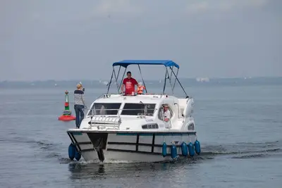 Image de Vintage Houseboats at Niderviller Harbor by Kuhnle-Tours