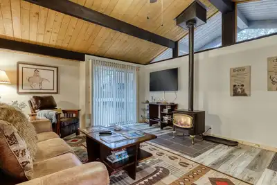 Image de Maison rénovée avec bain à remous, cols Sharc, près de Sunriver Village - chiens ok!