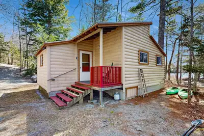 Image de Chalet au bord du lac tranquille w / foyer, plage privée et attitude des chiens