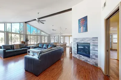 Image de Belle cabine avec vue sur la montagne, WiFi gratuit et laveuse et sécheuse privée!