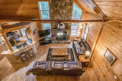 Image de Cabine Familiale de Luxe | 5br 3ba | Plafonds de bois de 26 pieds | Bain à remous | Salle de jeux | Animaux domestiques