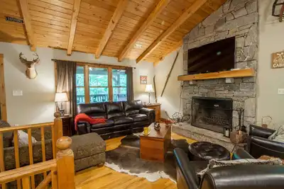2bd / 2. 5ba cabine hors Blue Ridge Parkway avec King Master Suite, Creek, Fire Pit, Shuffleboard Table, près des attractions de Blowing Rock et App Ski Mtn!