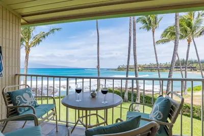 Image de Oceanfront Studio A204 avec de magnifiques vues sur l'océan surplombant la baie de Napili