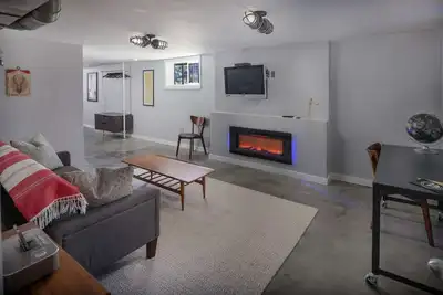 Image de Nouvelle retraite du sud-est de Portland, accessible à pied à des dizaines de restaurants, bars, minutes du centre-ville