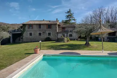 Image de Typique villa en pierre située au sommet d'une colline avec une vue imprenable sur le lac Trasimène,