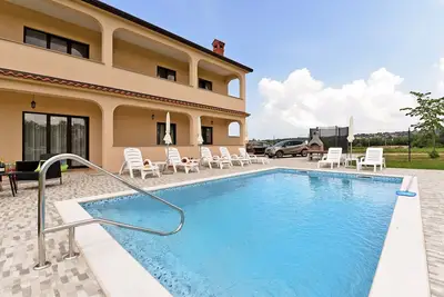Image de Appartement Dvori avec piscine privée et barbecue
