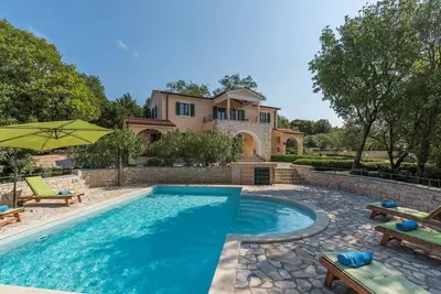 Image de Villa Maggie en pierre confortable avec piscine partagée dans le complexe Vlakovo