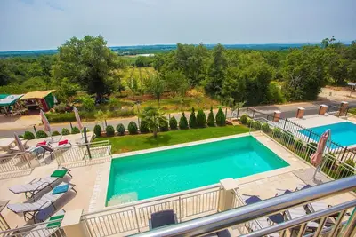 Image de Villa Sunce avec piscine commune à Kastelir / Appartement 3 chambres Sunce Iii avec piscine partagée, idéal pour des vacances en famille