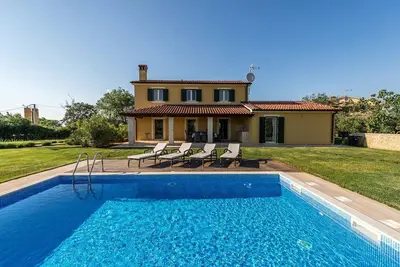 Image de Villa Danelon avec piscine et vue sur les oliviers