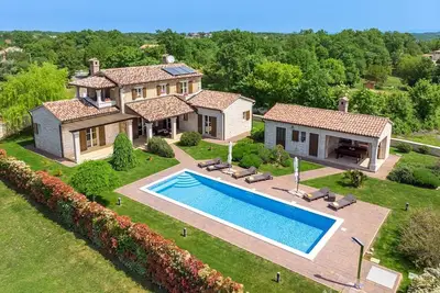 Image de Villa Stancija Martina avec piscine privée et jardin paysager