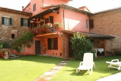 Image de Partie d'une ancienne maison de campagne avec jardin clôturé, piscine privée et petit salle de gym.