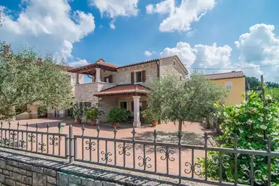 Image de Belle maison en pierre près de Kringa