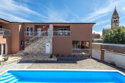 Complexe d'appartements Valtrazza avec piscine commune / Appartement 2 chambres Noa Ii à Villa Valtrazza avec vue sur la piscine