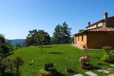 Image de Maison avec piscine privée en position panoramique à la frontière entre la Toscane et l'Ombrie. Le j