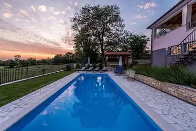 Image de Villa moderne Vesna avec piscine privée